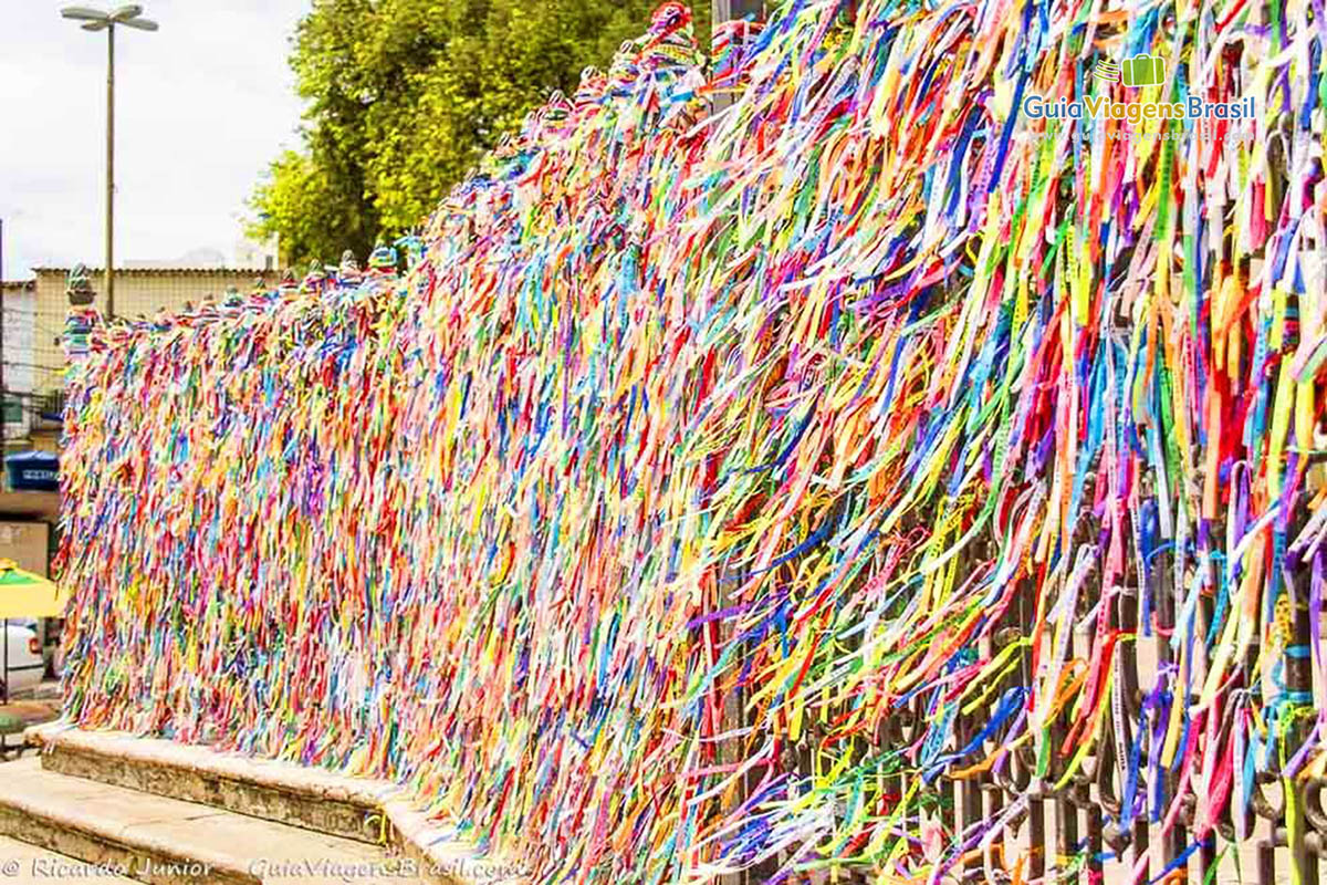 Imagem do colorido das fitinhas do Bonfim.