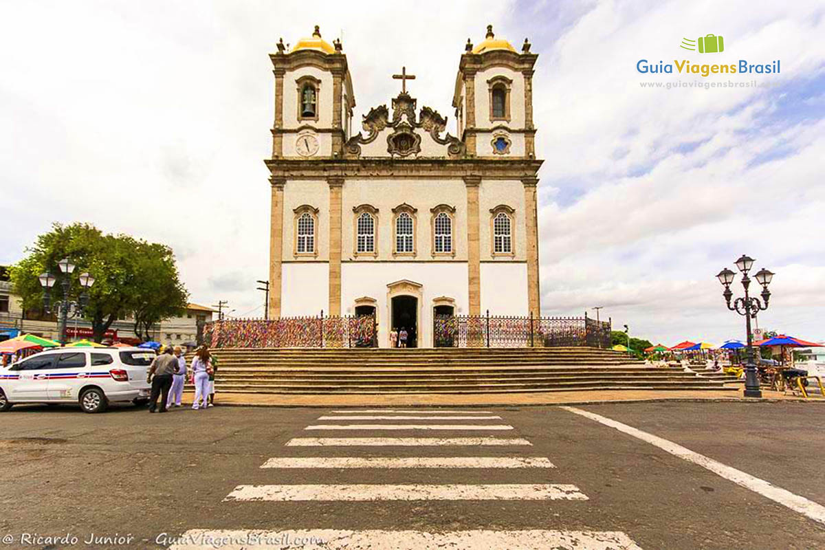 Imagem da avenida e ao fundo a igreja.