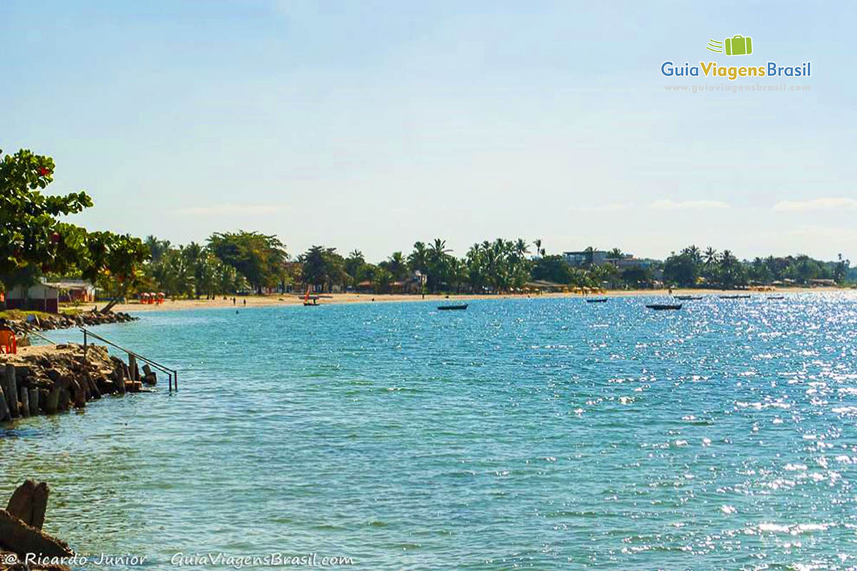 Imagem da linda praia da Ilha de Itaparica.