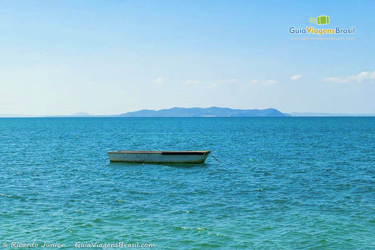 Imagem de um barco de pescador em alto mar na Ilha de Itaparica.