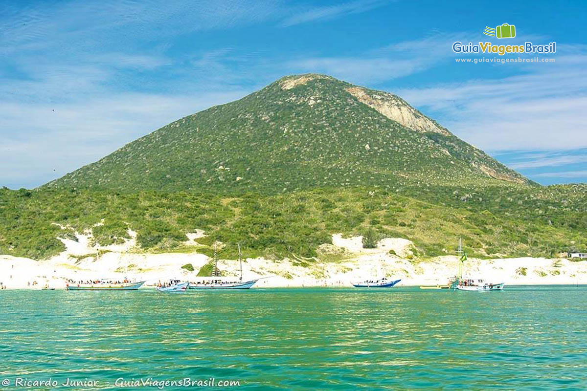 Imagem do mar azul e ilha do farol.