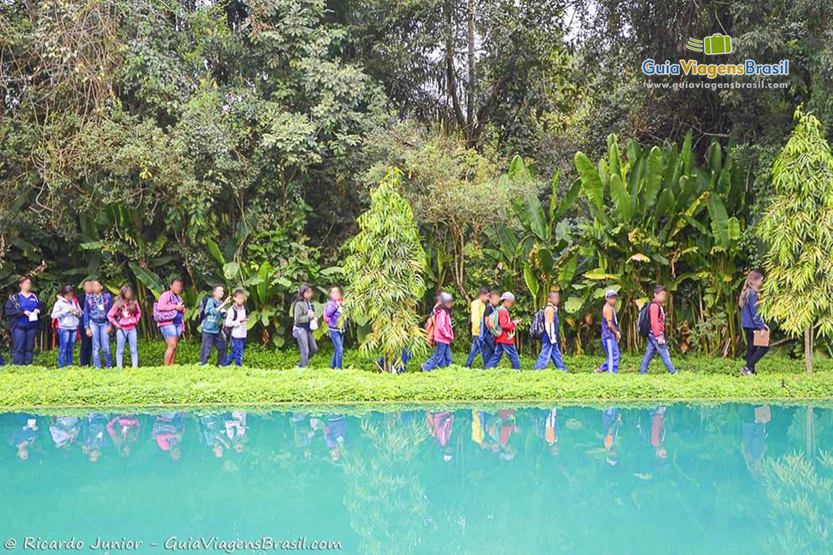 Imagem de crianças visitando o Instituto Inhotim.