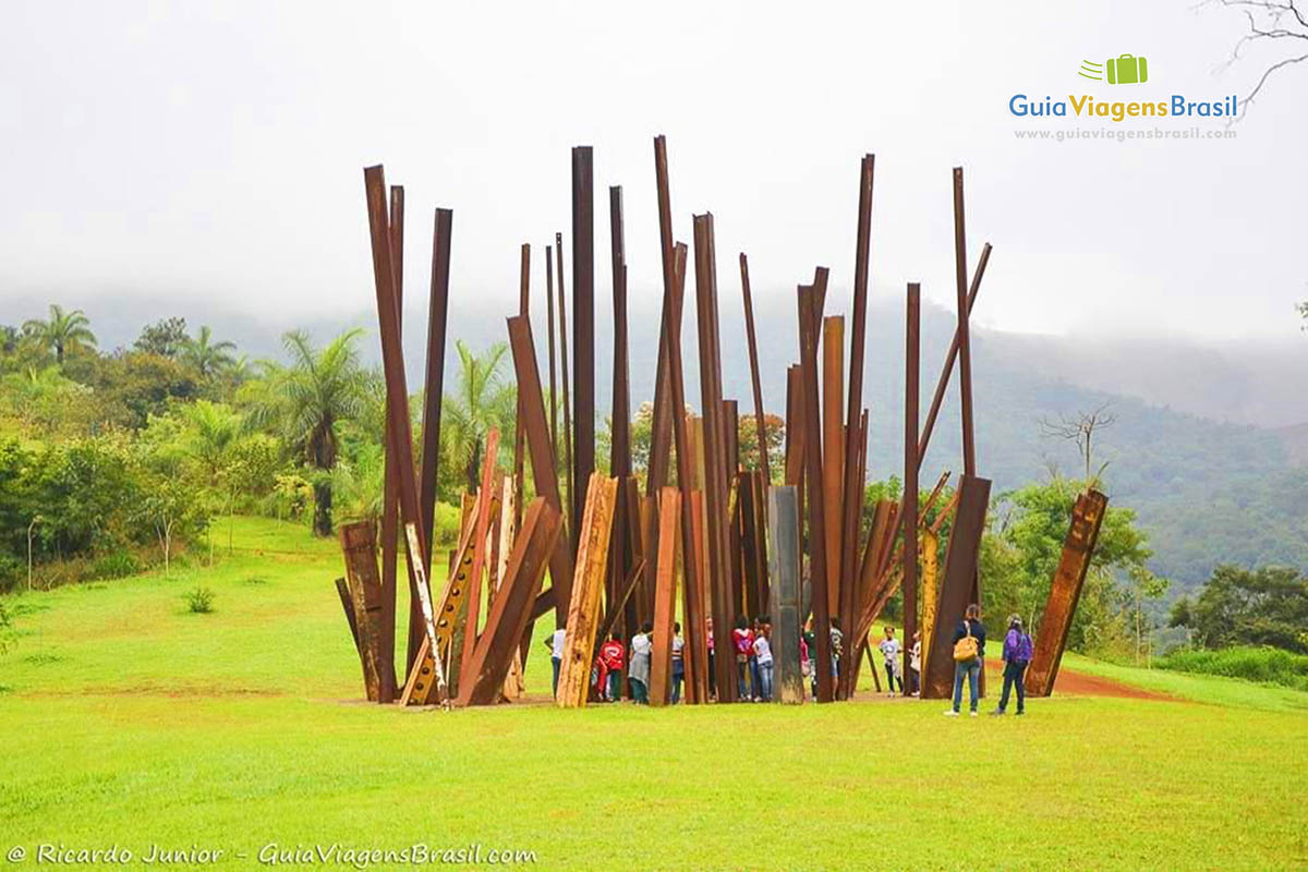 Imagem de crianças analisando a obra de arte do Instituto.