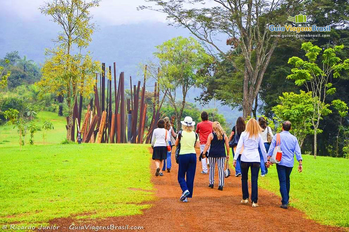 Imagem de pessoas caminhando pelo Instituto.