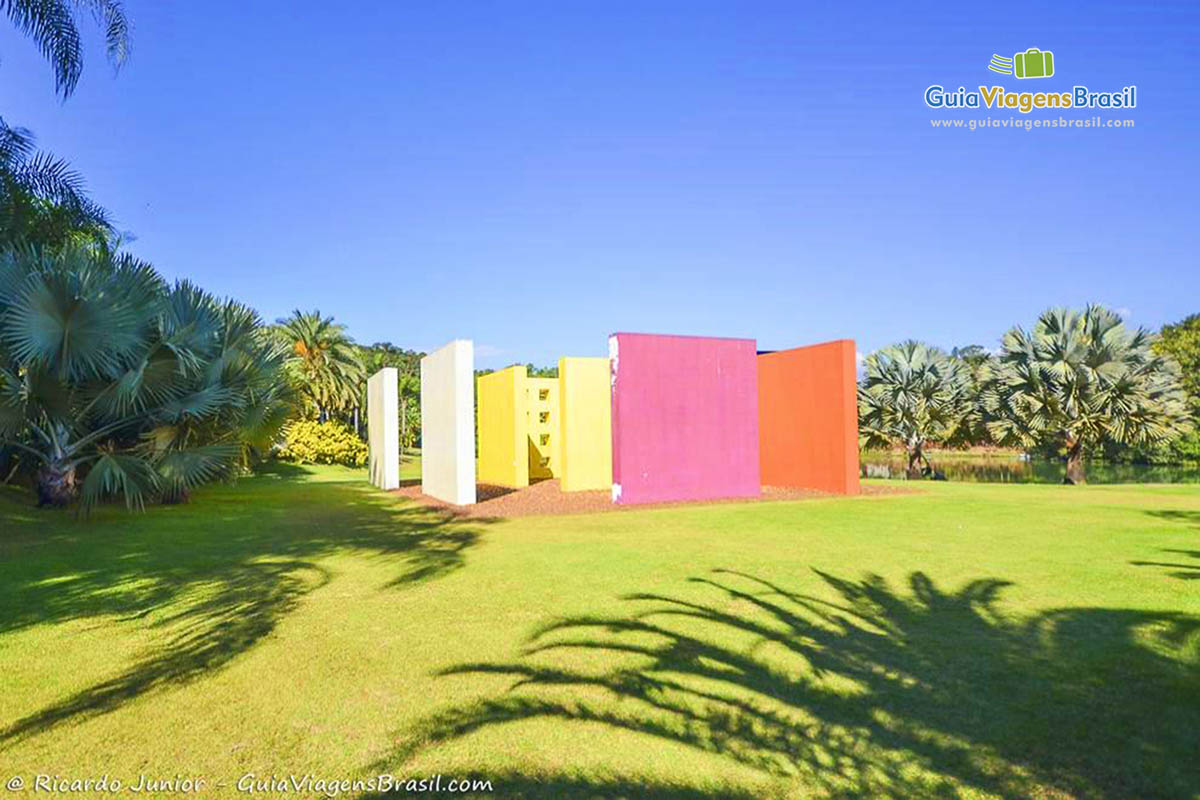 Imagem de muros coloridos uma obra do Instituto Inhotim.