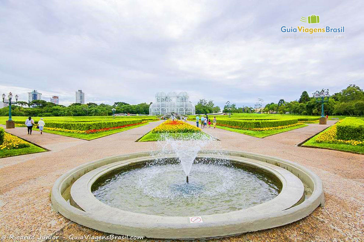 Imagem da fonte no Jardim Botânico, em Curitiba. 