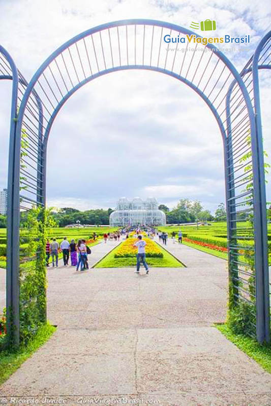 Imagem de arco de ferro e ao fundo a estufa.