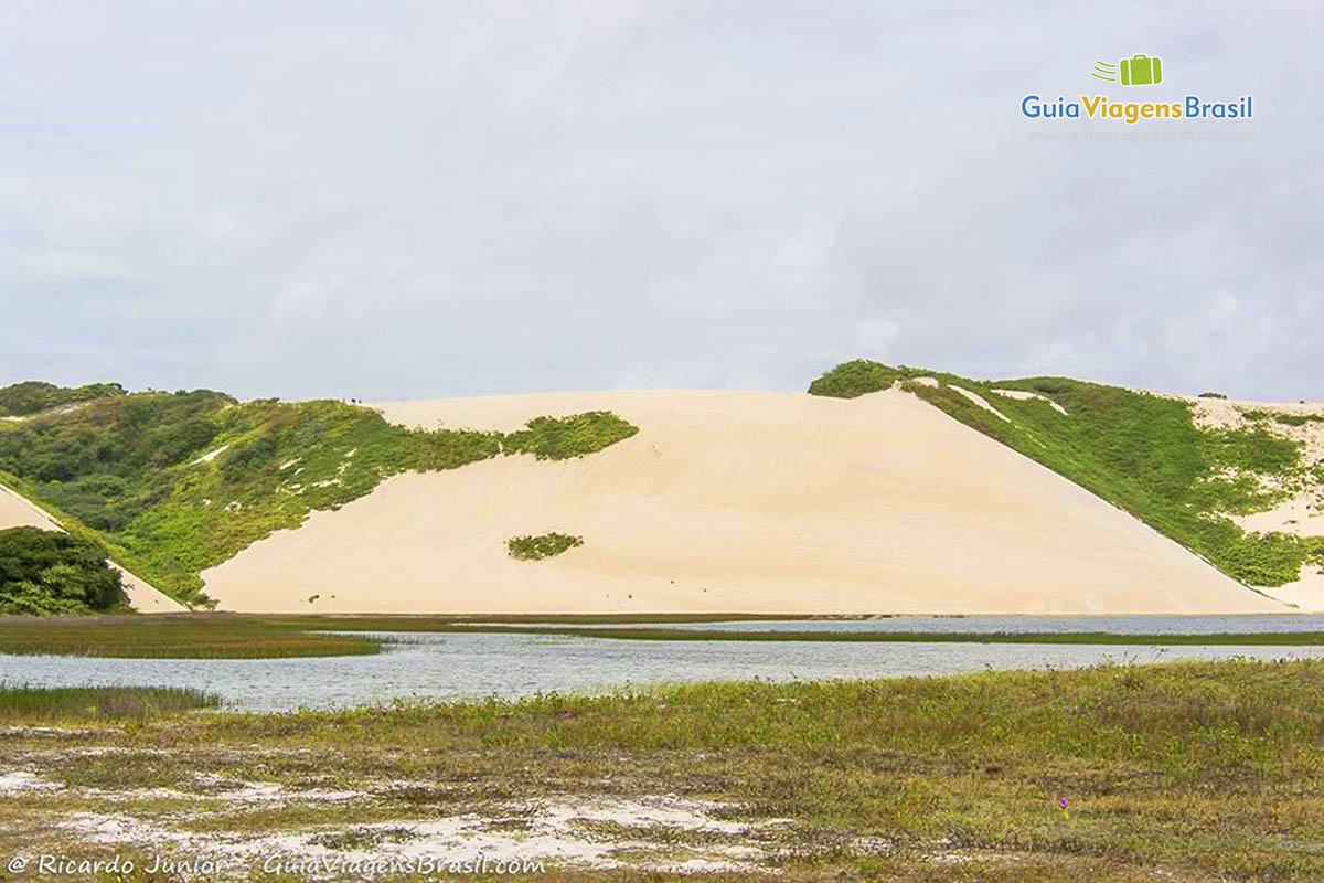 Imagem da charmosa Lagoa de Genipabu.