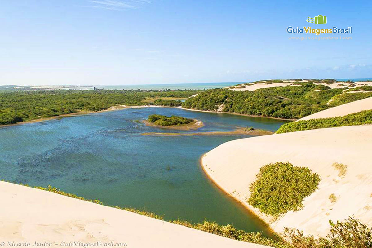 Imagem das águas claras da linda Lagoa.