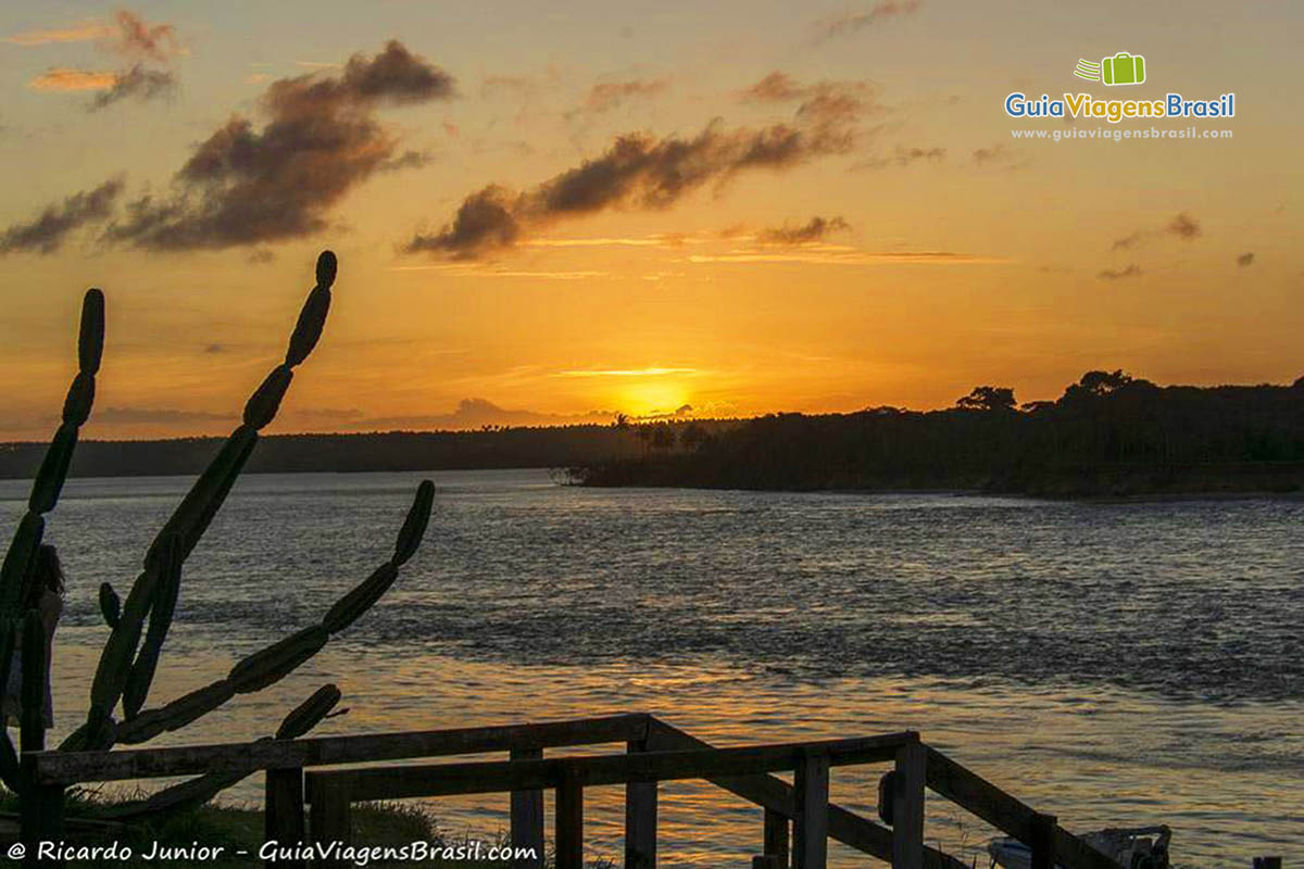 Imagem do sol já se pondo no horizonte, da Lagoa de Guaraíras.