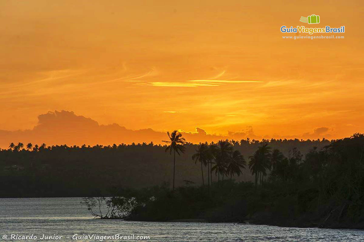 Imagem do céu alaranjado, um pôr do sol, brilhante e inesquecível.