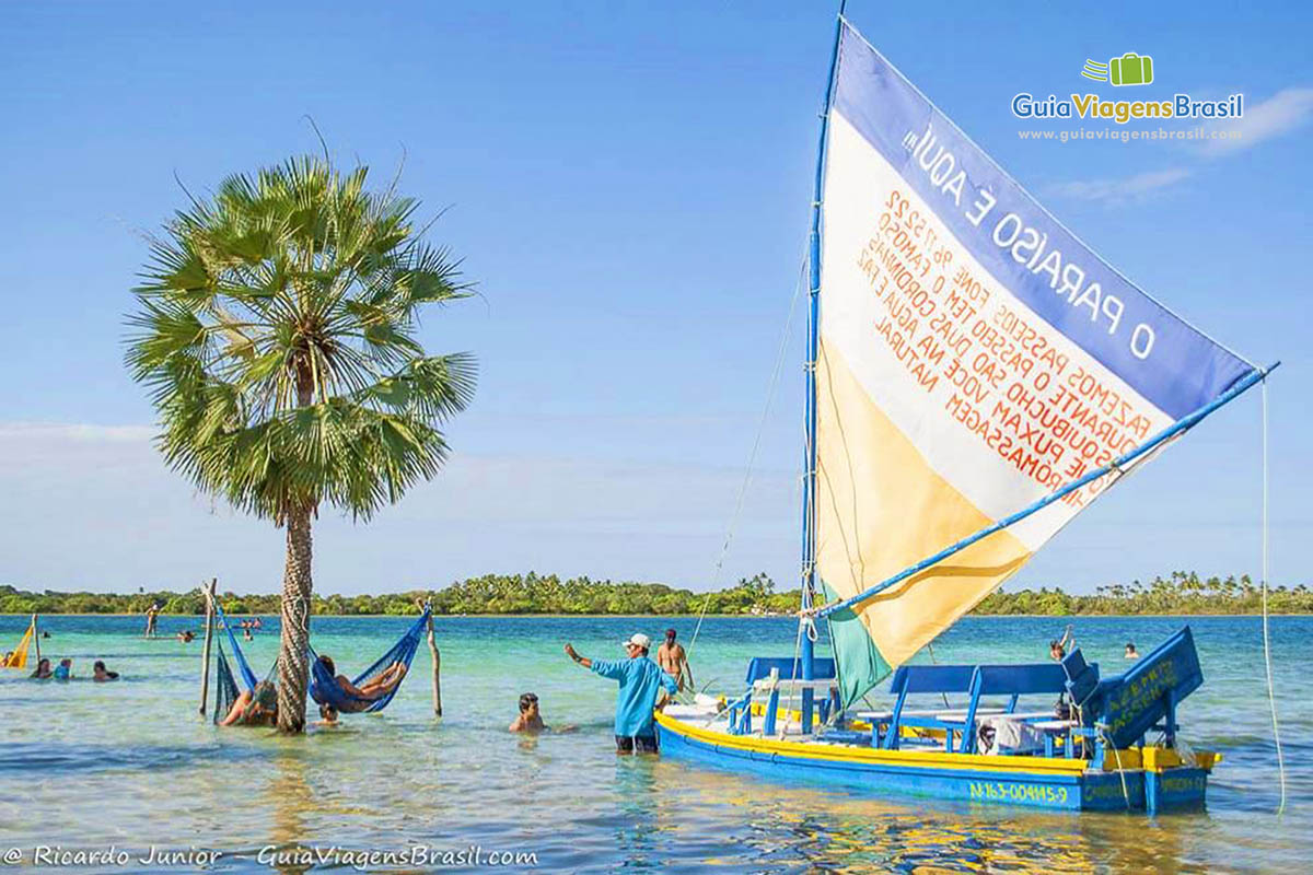 Imagem de pessoas dentro da Lagoa do Paraíso.