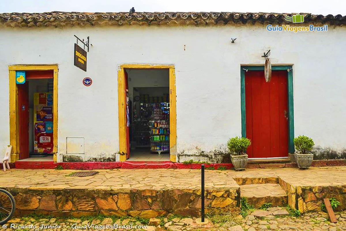 Imagem da fachada de uma drogaria em Tiradentes.