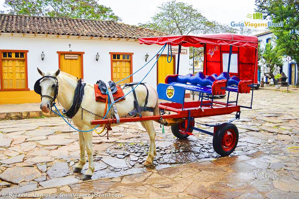 Imagem de uma charrete no Largo das Forras, em Tiradentes.