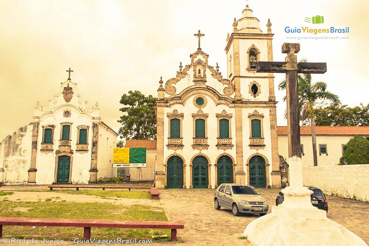 Imagem da fachada da igreja e do convento com crucifixo na frente, em Alagoas.