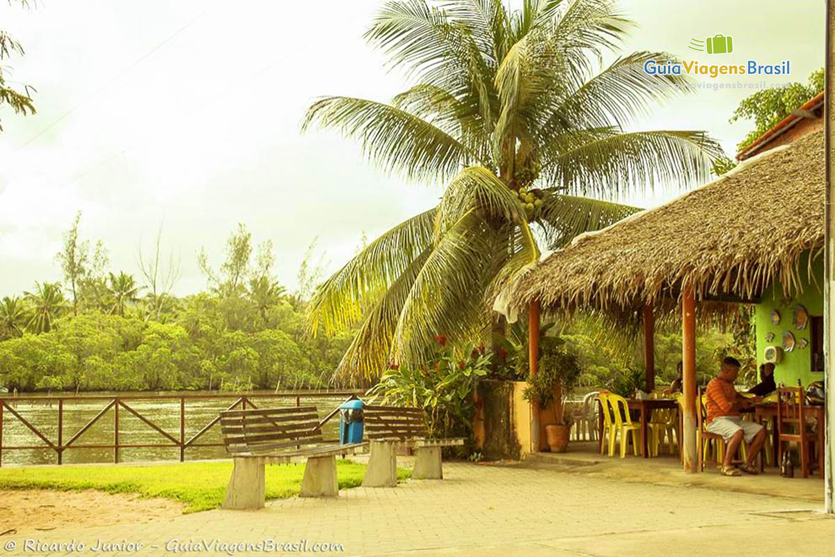 Imagem de restaurante na beira da Lagoa Mundaú.