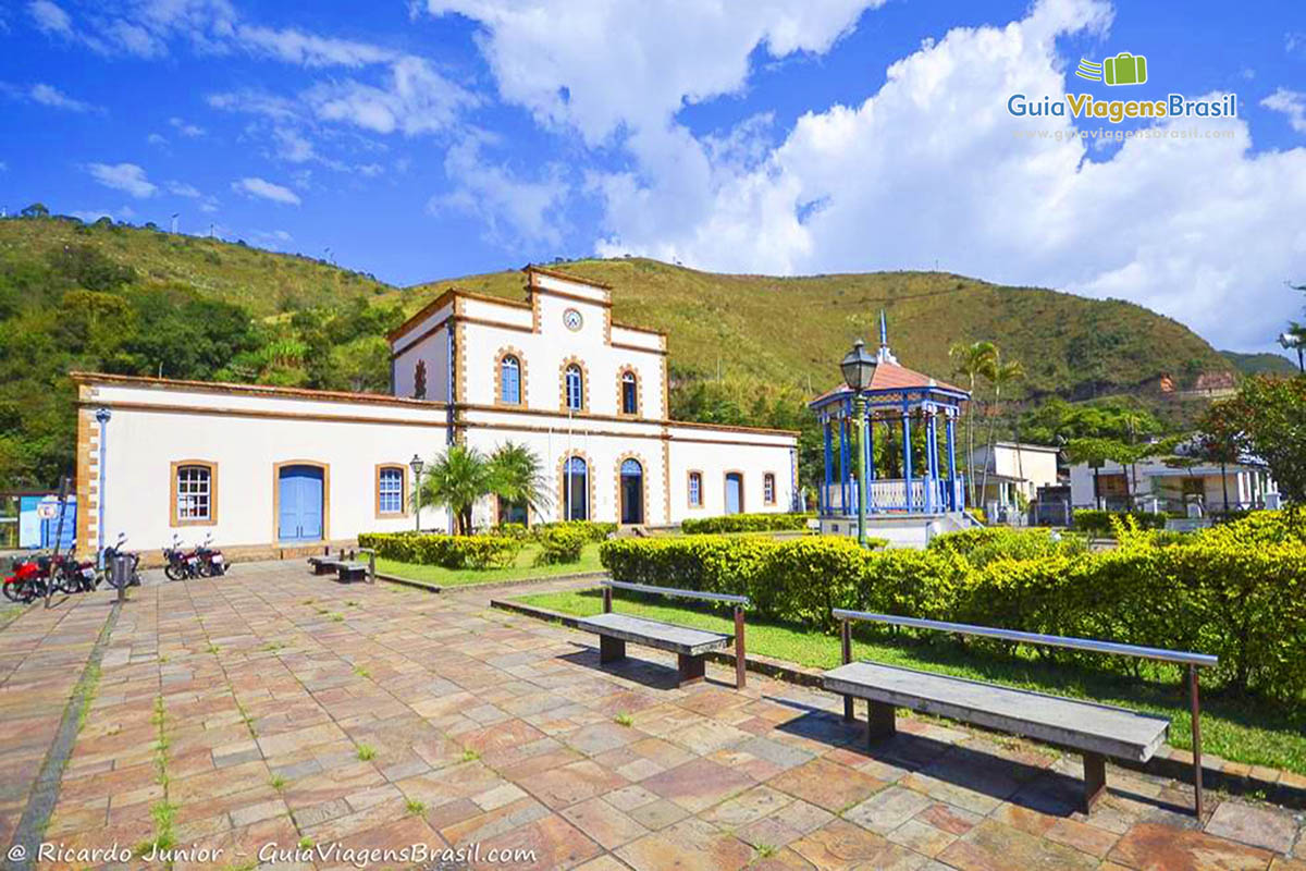 Imagem da praça onde fica a estação de trem.