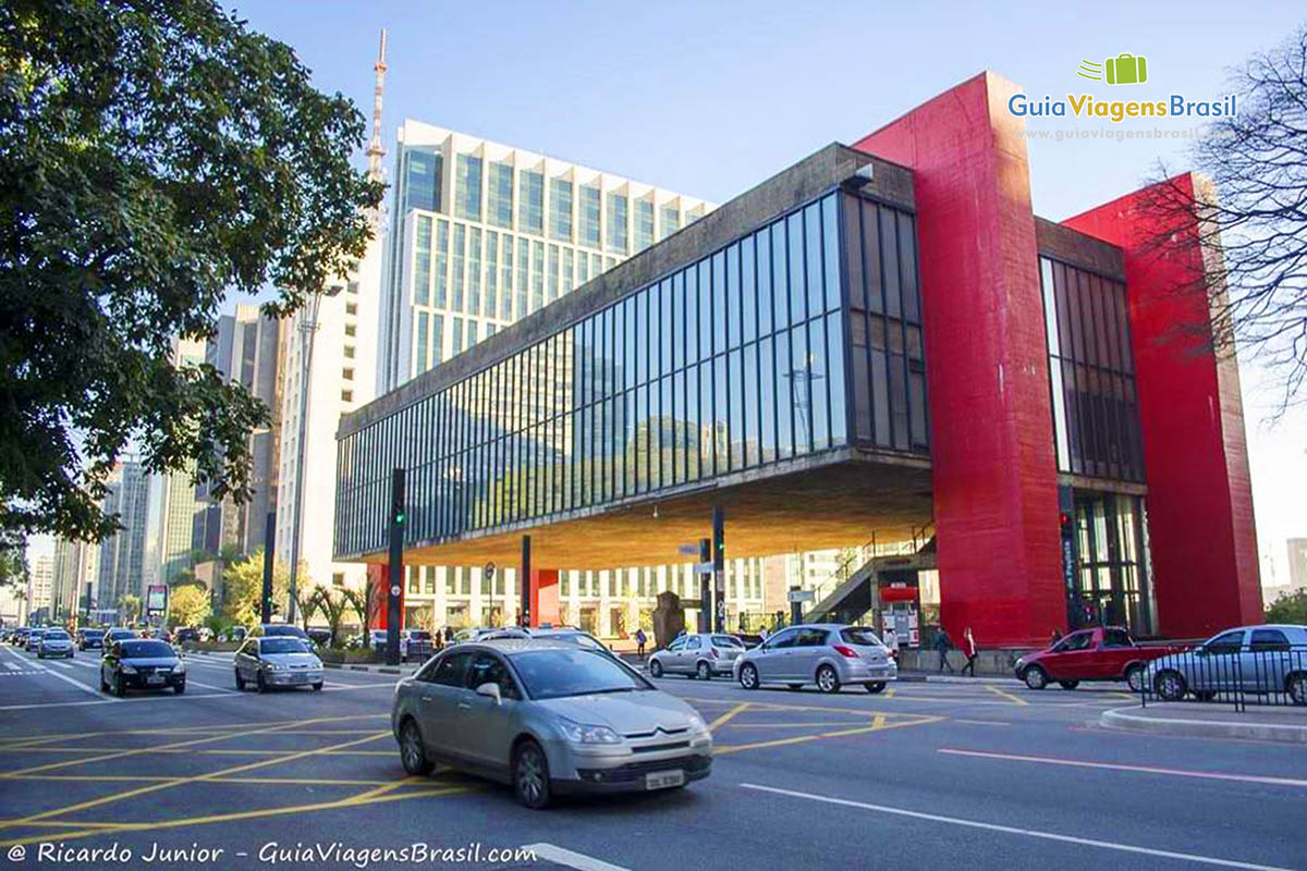 Imagem do MASP, charmoso e construção com estilo único, na Av Paulista, em São Paulo.