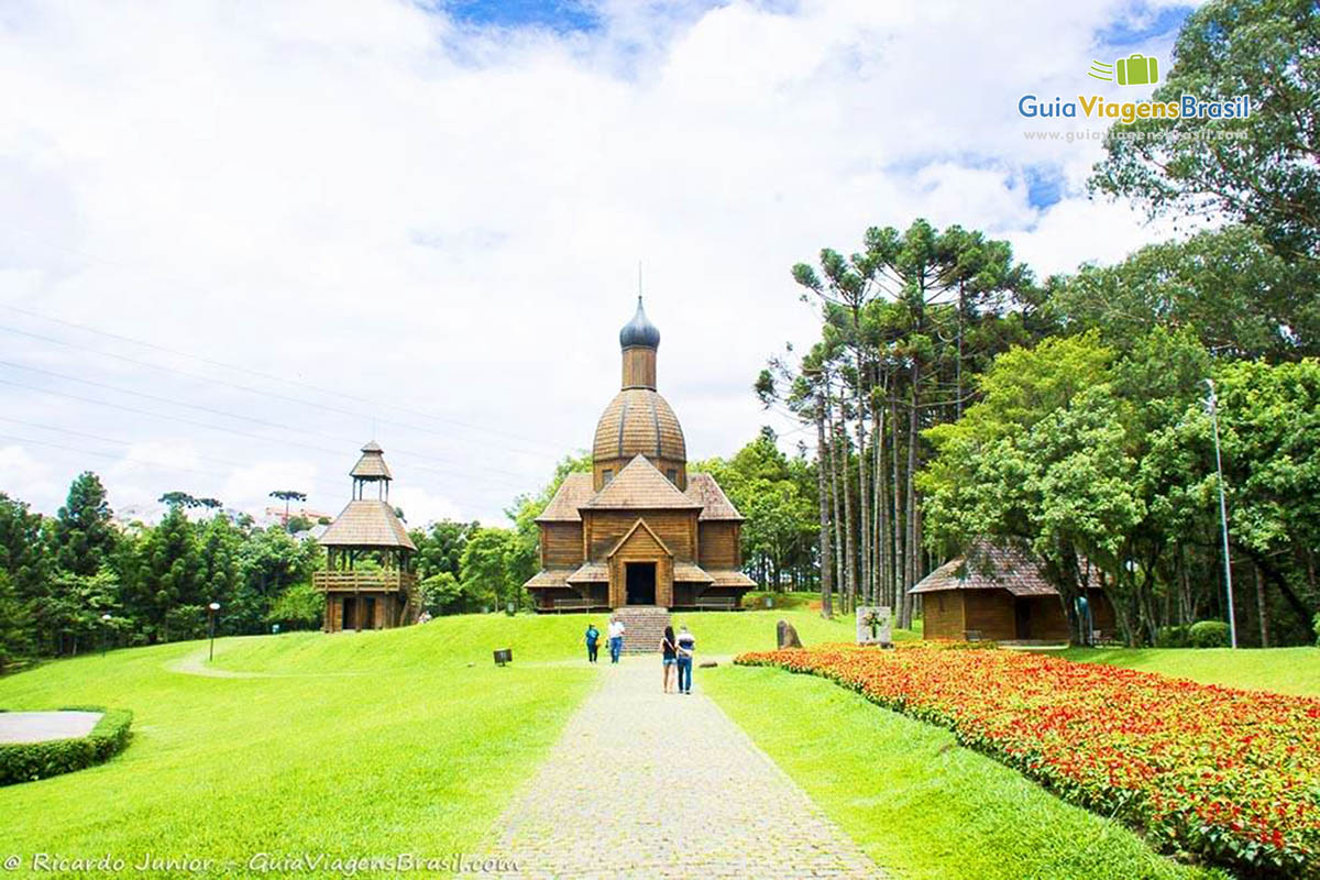 Imagem do jardim e ao fundo o Memorial Ucraniano, em Curitiba.