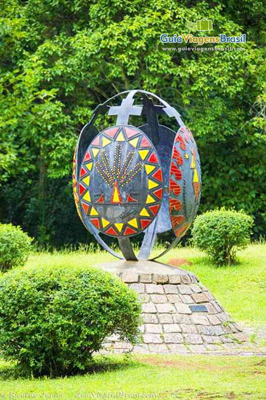 Imagem do monumento do Memorial Ucraniano, em Curitiba.