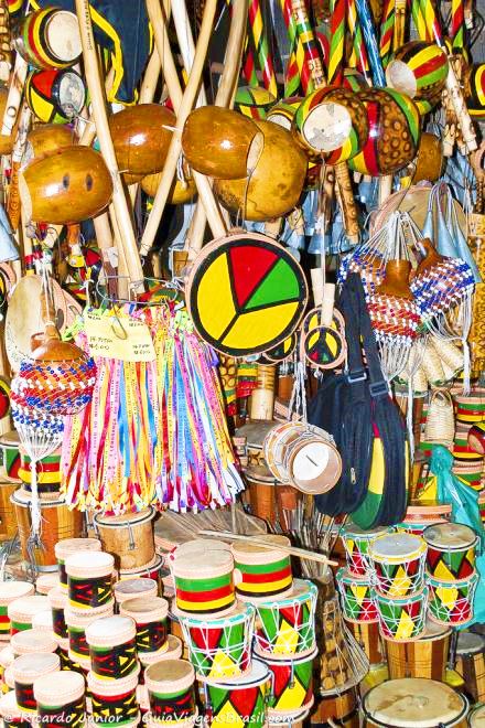 Imagem de alguns instrumentos musicais feitos e vendido em Salvador. 