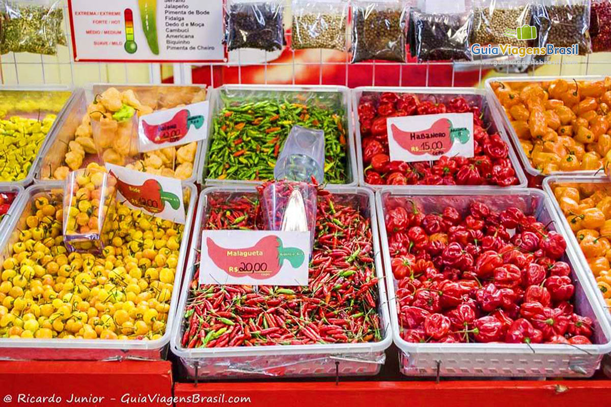 Imagem de variedades de pimenta no stander de uma loja no Mercado Municipal.