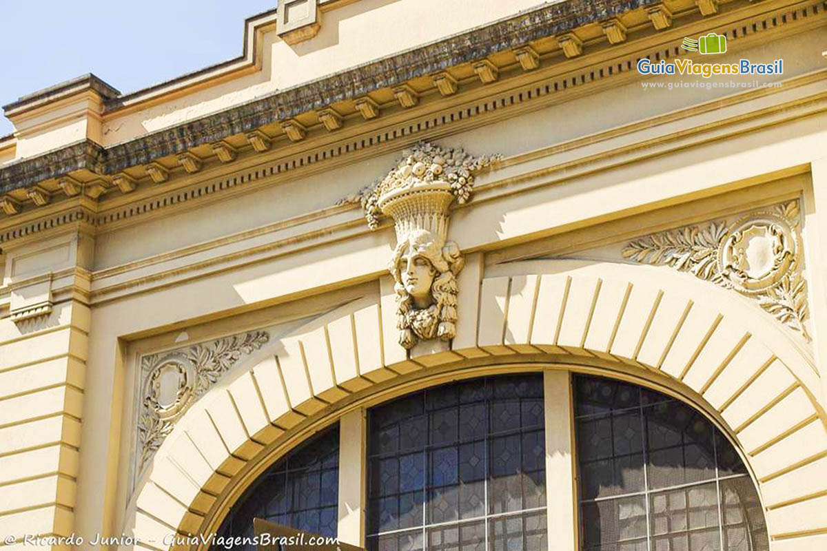 Imagem detalhada de uma escultura na parte superior da porta de entrada do Mercado Municipal, em São Paulo, Brasil.