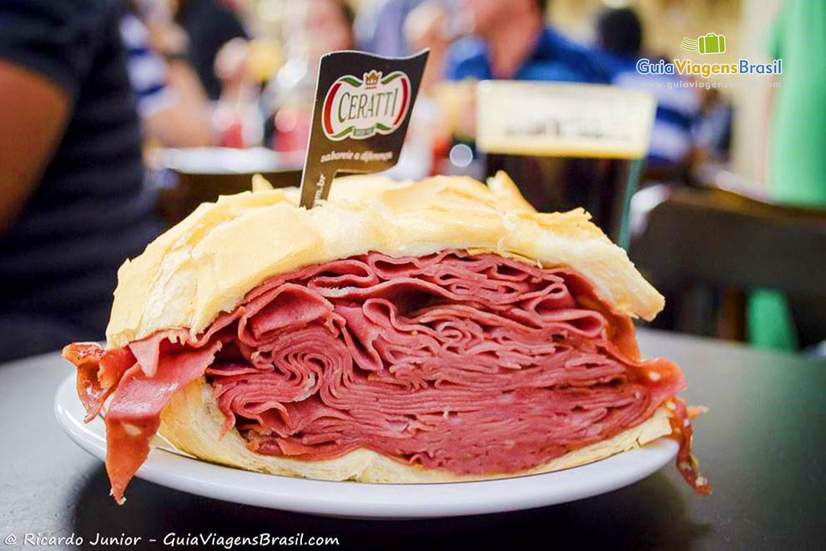 Imagem do mais famoso sanduíche de mortadela do Mercado Municipal de São Paulo.