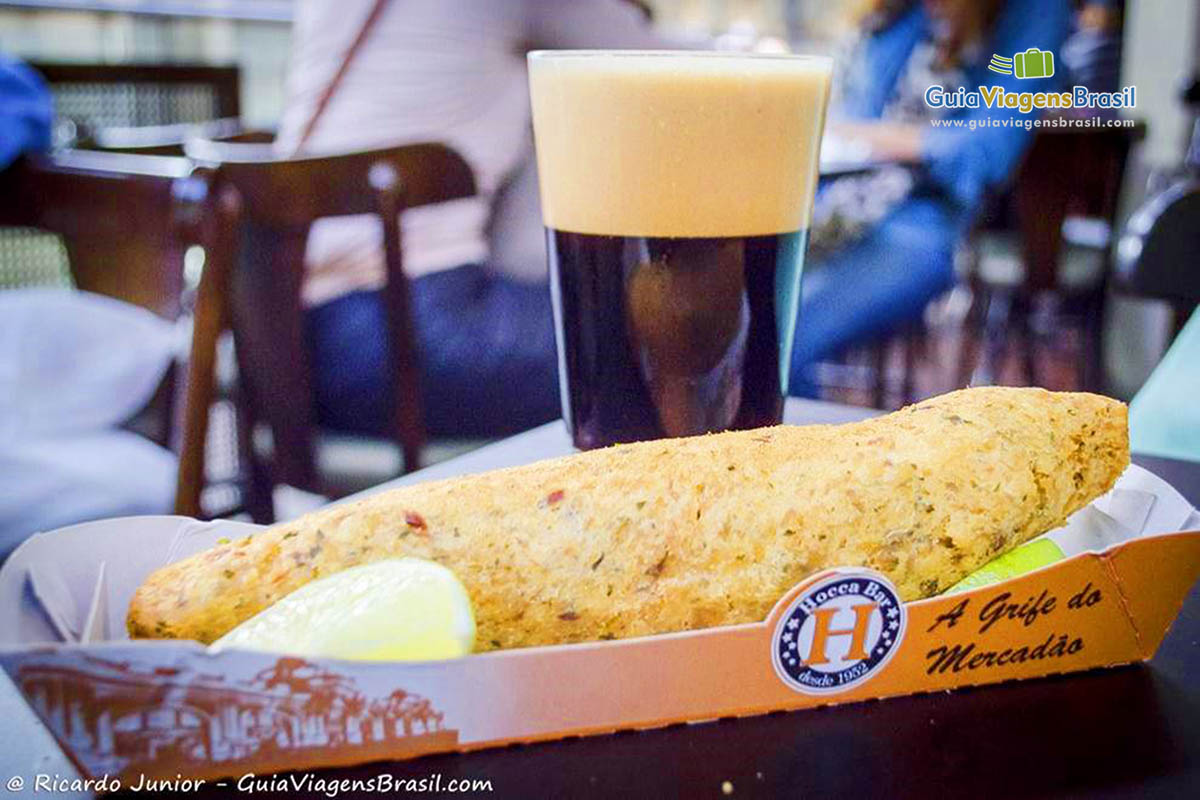 Imagem de chopp e de um dos lanche oferecidos no Mercado Municipal.