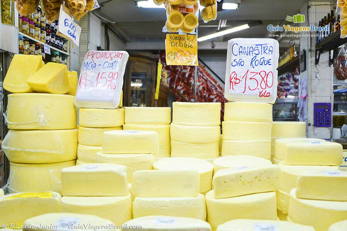 Imagem de queijos vendidos no Mercado Público Central.