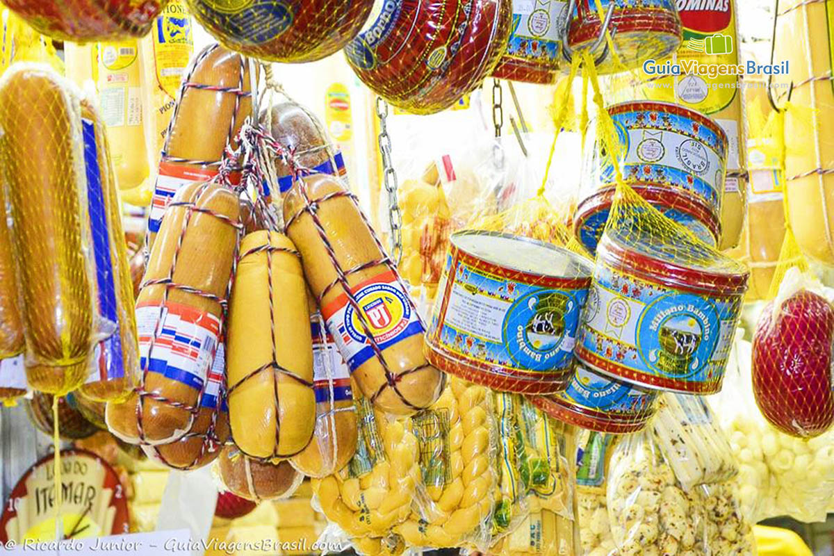 Imagem de vários tipos de queijo, no Mercado Público Central.