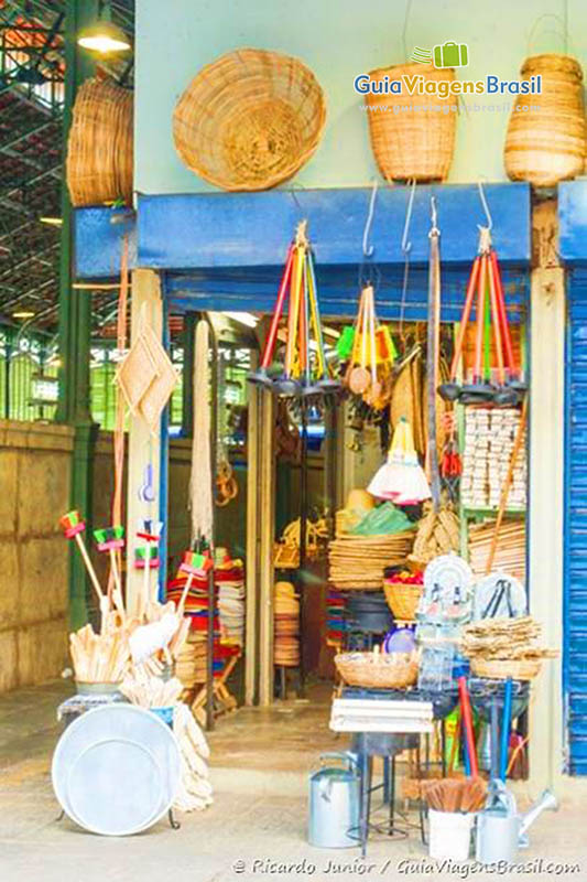 Imagem de um dos boxes de artesanato do Mercado São José, em Recife.