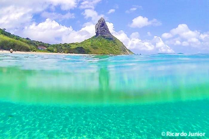 Imagem de mergulho nas águas cristalinas de Fernando de Noronha.