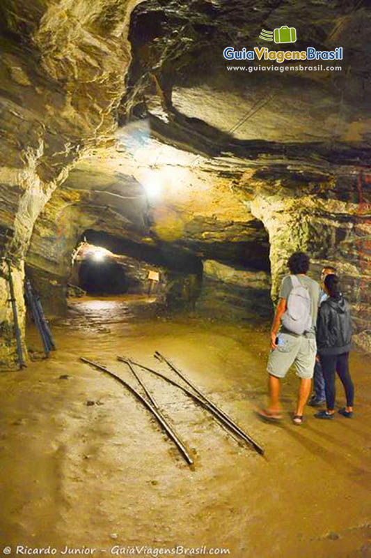 Imagem de turistas passeando pela Mina. 