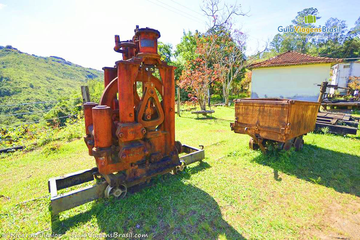 Imagem da máquina que utilizavam e do vagão que transportava os ouros.