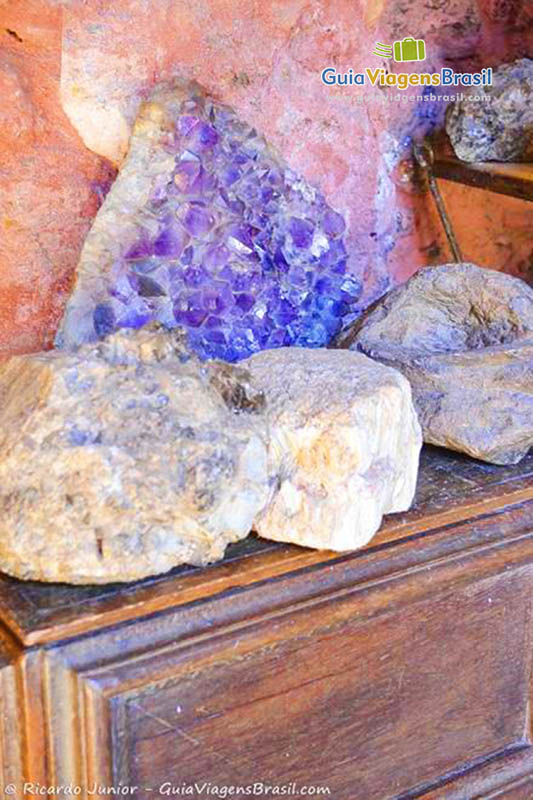 Imagem das pedras encontradas na mina.
