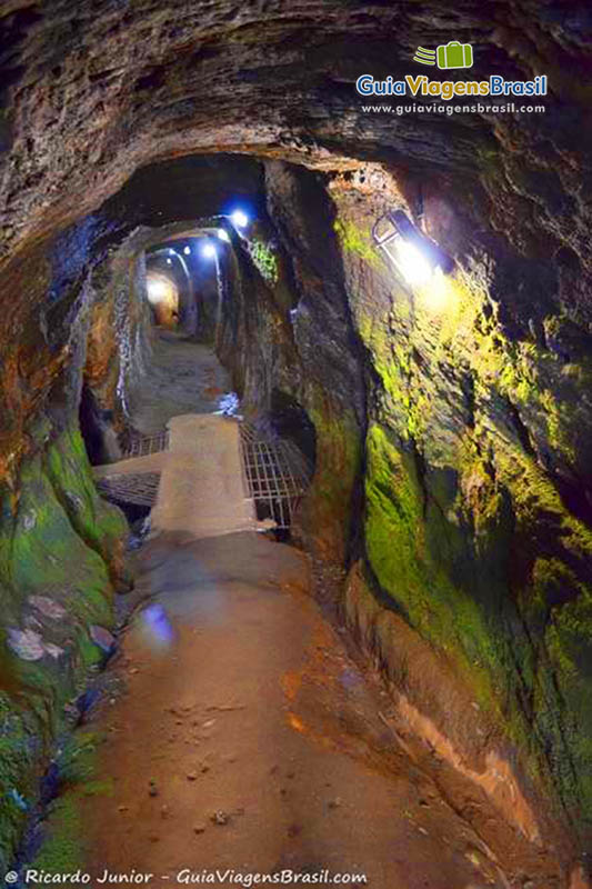 Imagem da Mina de Ouro do Chico Rei iluminada para visitação.