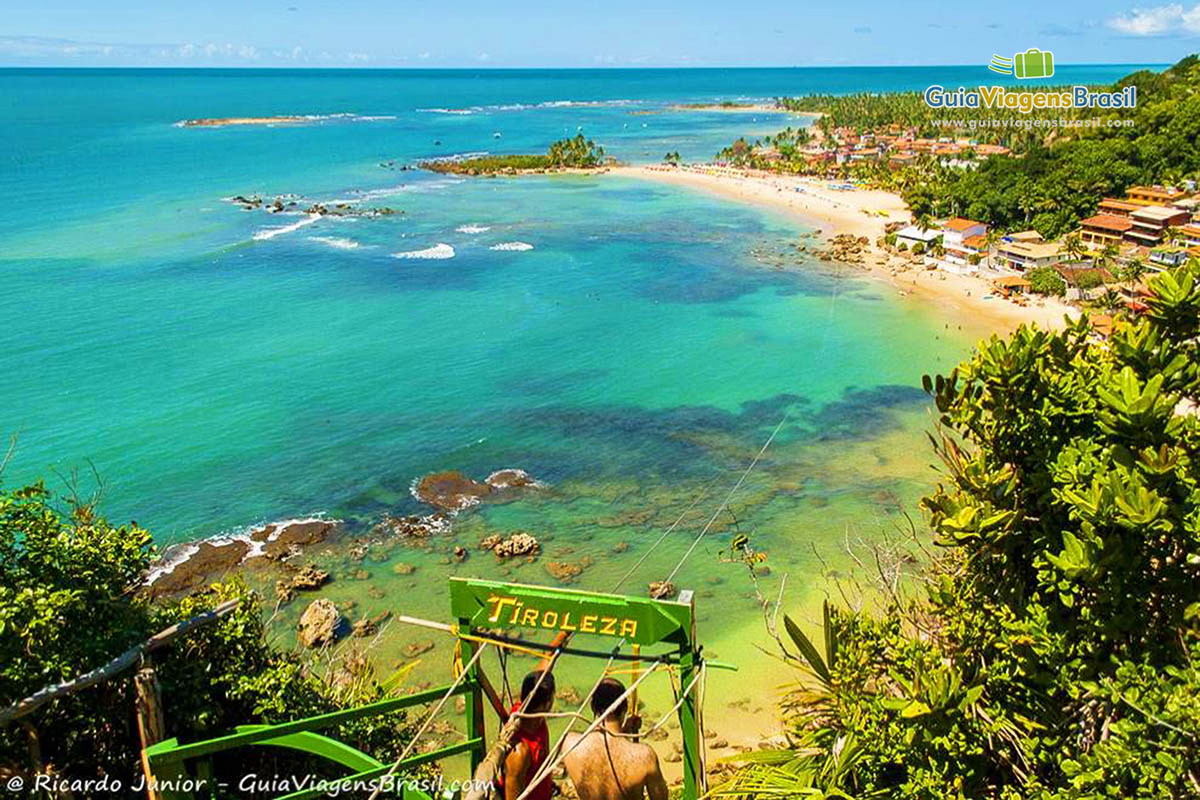 Imagem da descida de tirolesa, visão do paraíso, em Morro de São Paulo.