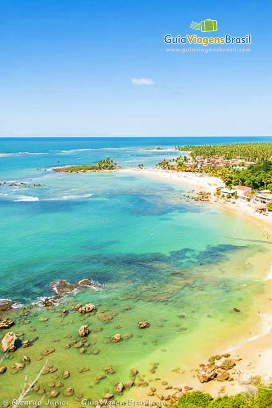 Imagem da linda praia, com a cor do mar maravilhosa em Morro de São Paulo.