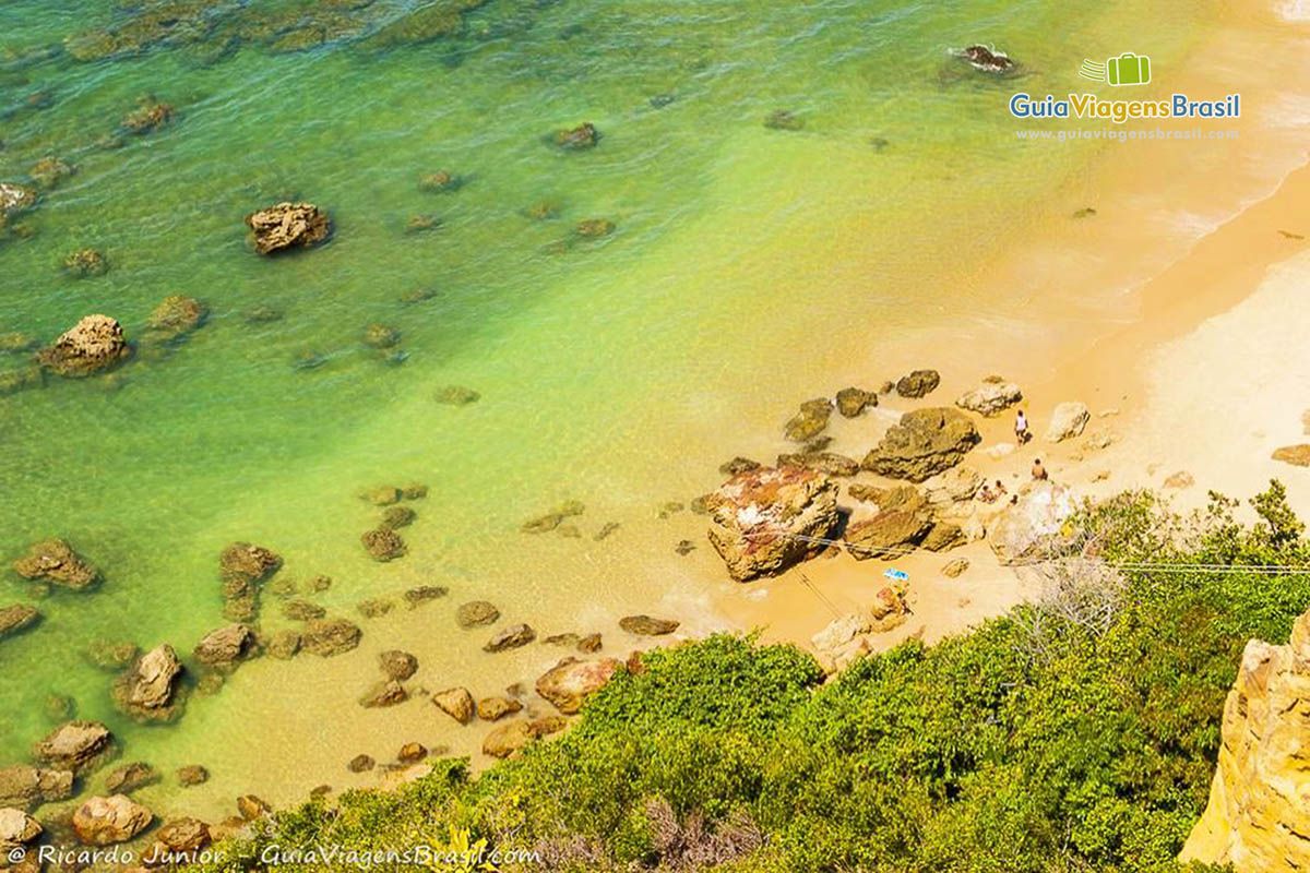 Imagem do mirante, mesmo tão alto é possível ver as águas claras da praia.