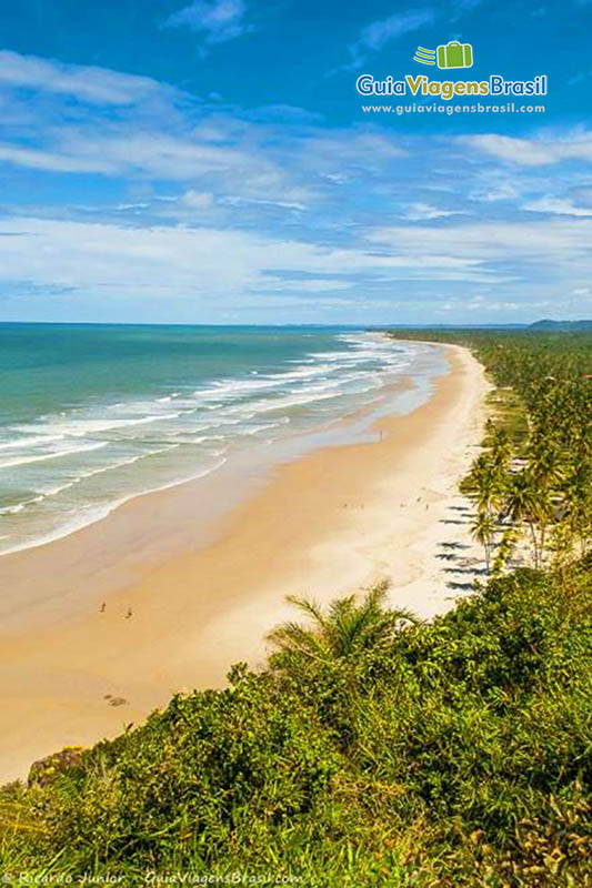 Imagem da bela faixa de areia na paia em Ilhéus.