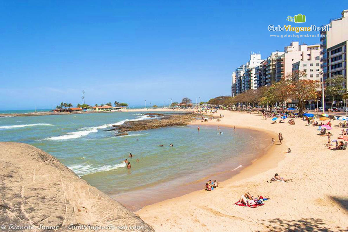 Imagem das pessoas na Praia Castanheiras, foto tirada de cima da pedra. 