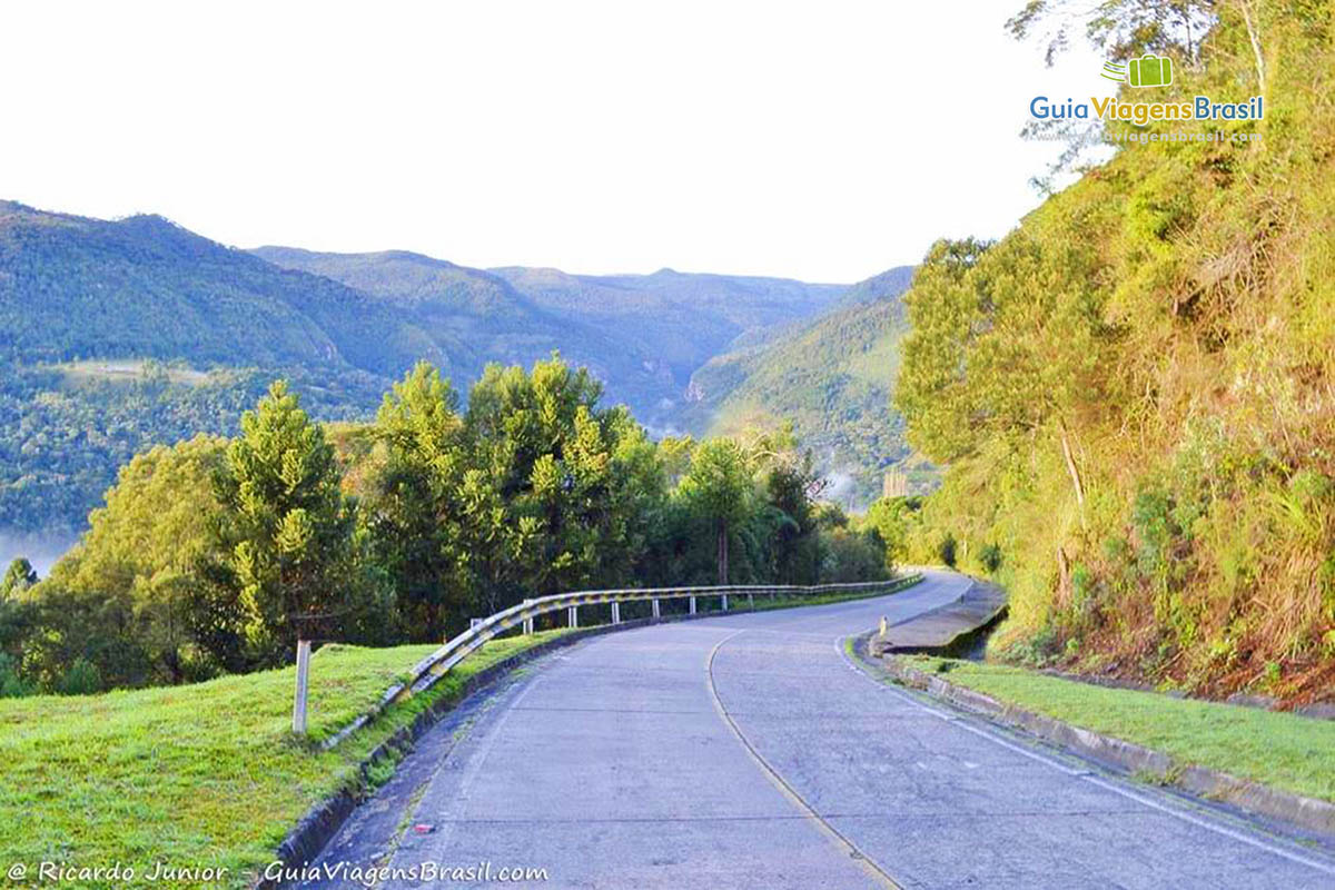 Imagem do caminho que vai para o Morro da Igreja, em Urubici.