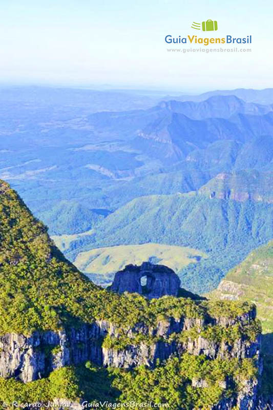 Imagem da Pedras furada, no Morro da Igreja.