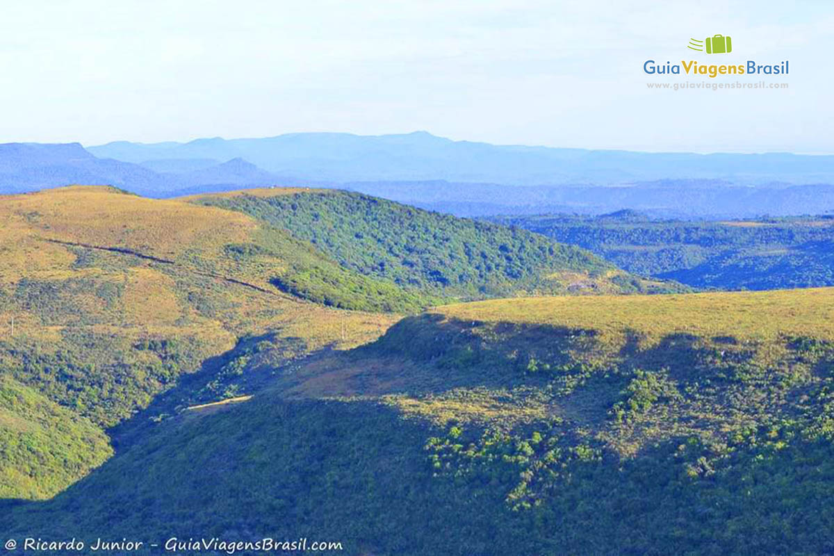 Imagem de uma bela serra, com tons de verdes.