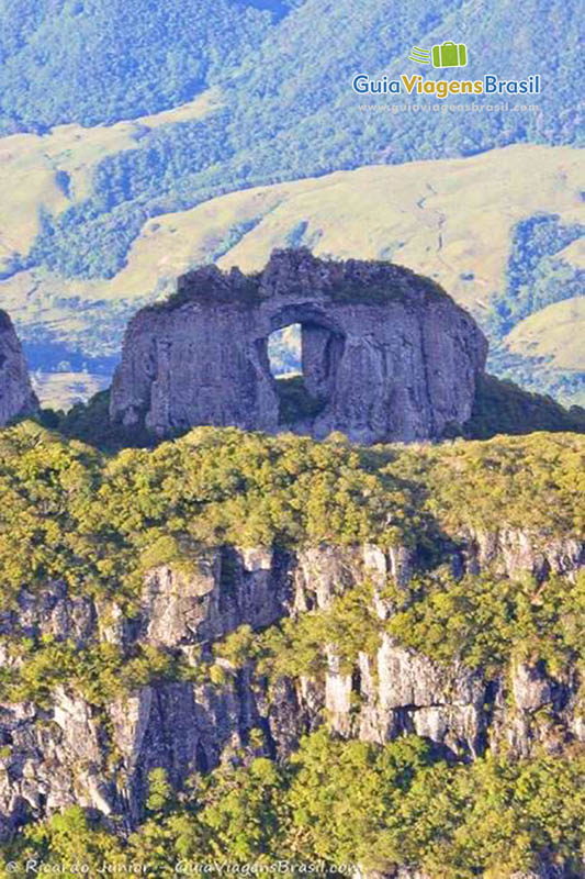 Imagem aproximada da Pedra Furada.