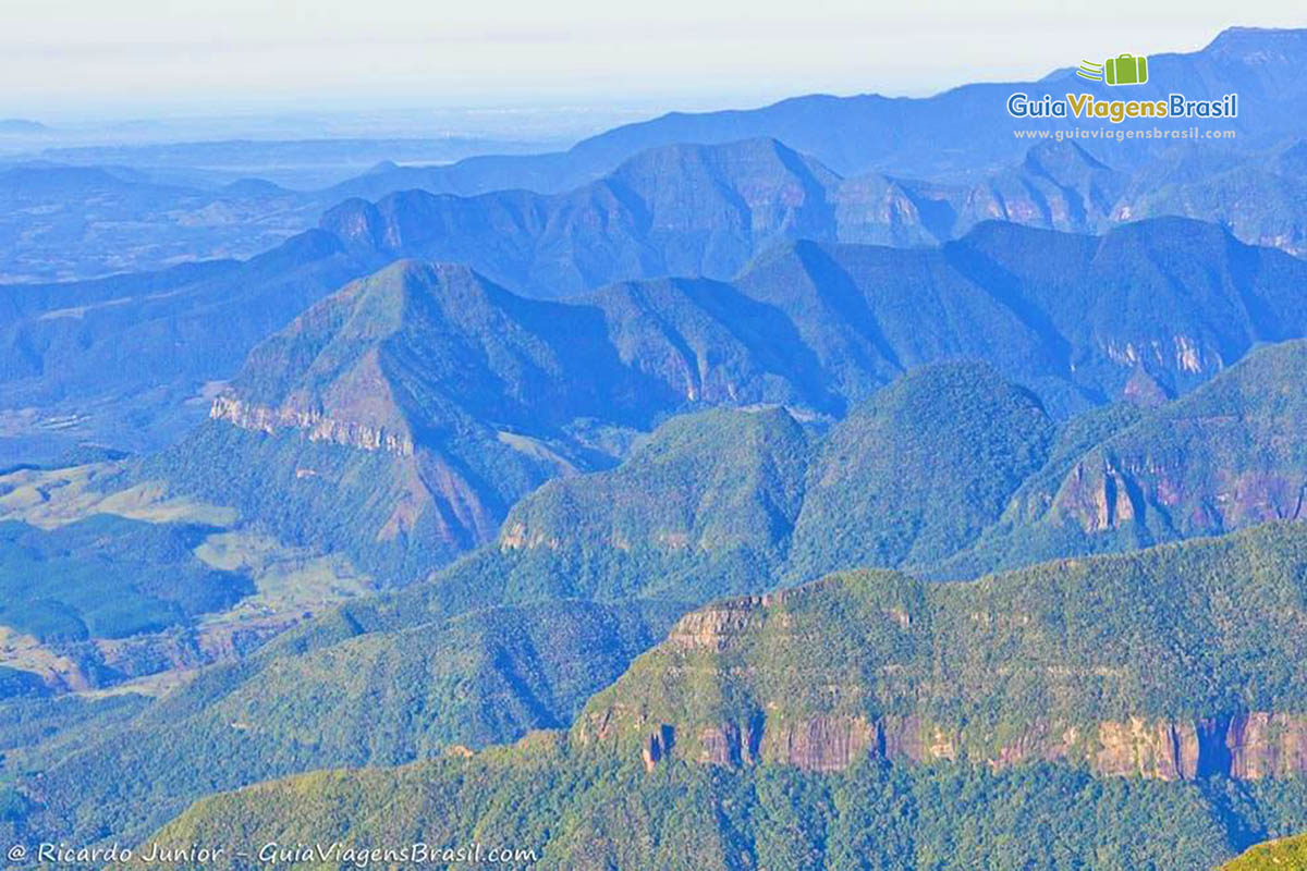 Imagem da serra, u turista tem que visitar o Morro da Igreja prevenido com agasalhos, pois no inverno pode até nevar.