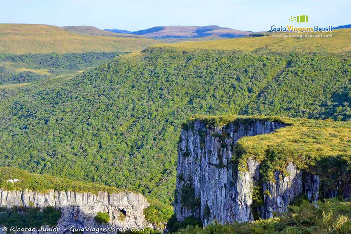 Imagem das chapadas de pedras e a vegetação nativa.