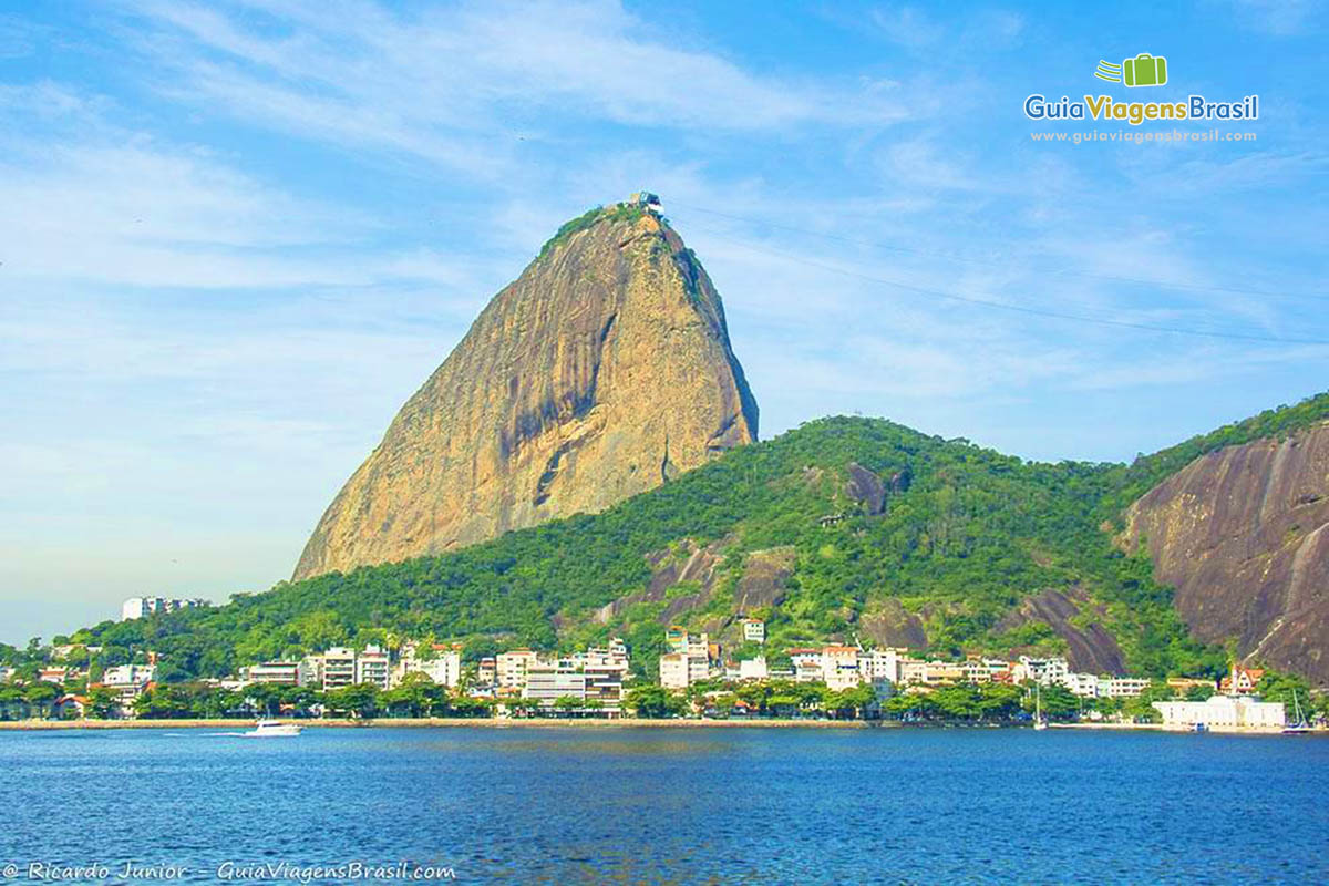 Imagem do prédios e da base militar na Praia Vermelha na Urca.