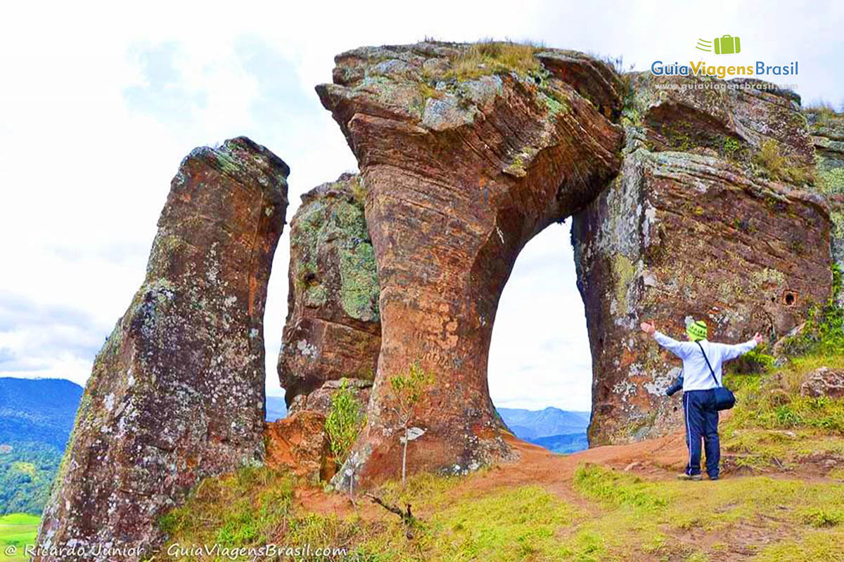 Imagem de turista curtindo a paisagem do Morro.